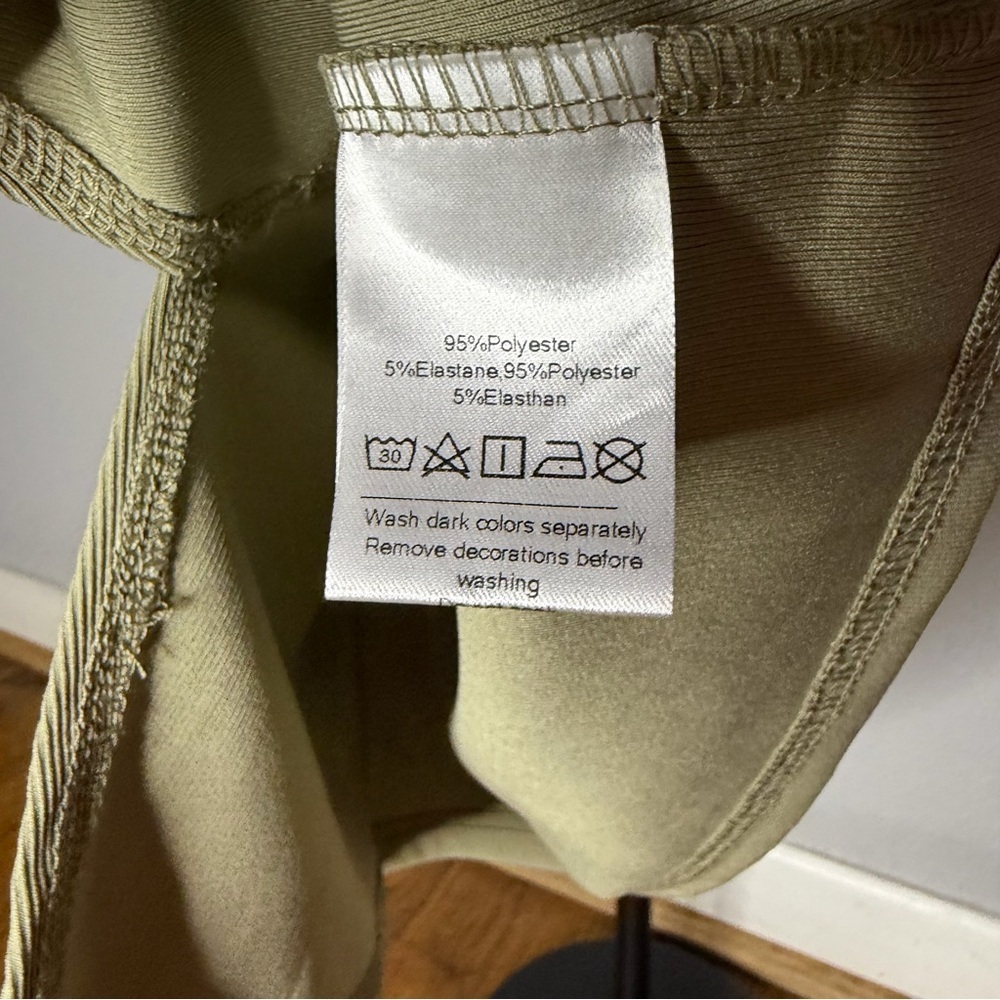 Chic Olive Green Sleeveless Blouse Collared Button-Up - Picture 5 of 8